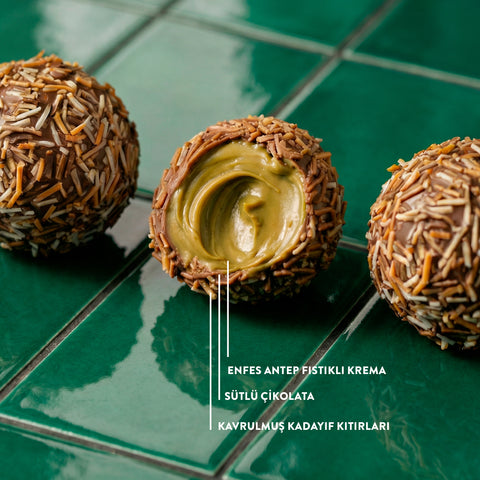 Juva Wafer Antep Fıstığı Kremalı ve Kadayıf Dolgulu Sütlü Çikolatalı Gofret Topu, 150g