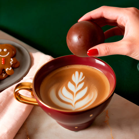 Chocolate Bomb Çilekli ve Yumuşak Şekerleme Dolgulu Bitter Çikolata, 105G